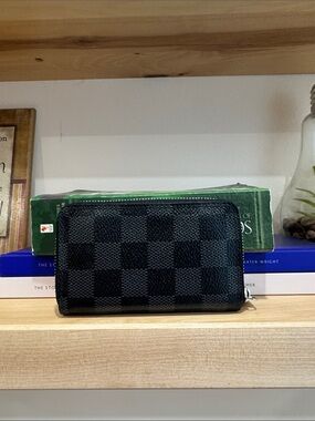 Authentic LOUIS VUITTON
Damier Graphite Canvas Zippy Coin Purse